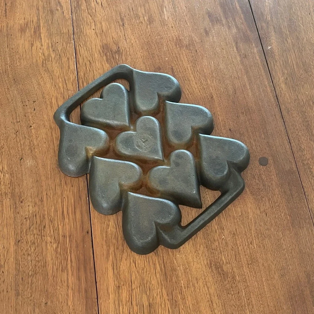 Vintage Cast Iron Sweet Heart Muffin Pan